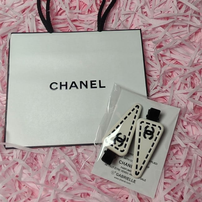 2Pc White Black CC Triangle Hair Clips | Beaute